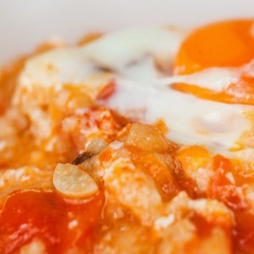 Sopa de tomate com ovo escalfado e manjericão